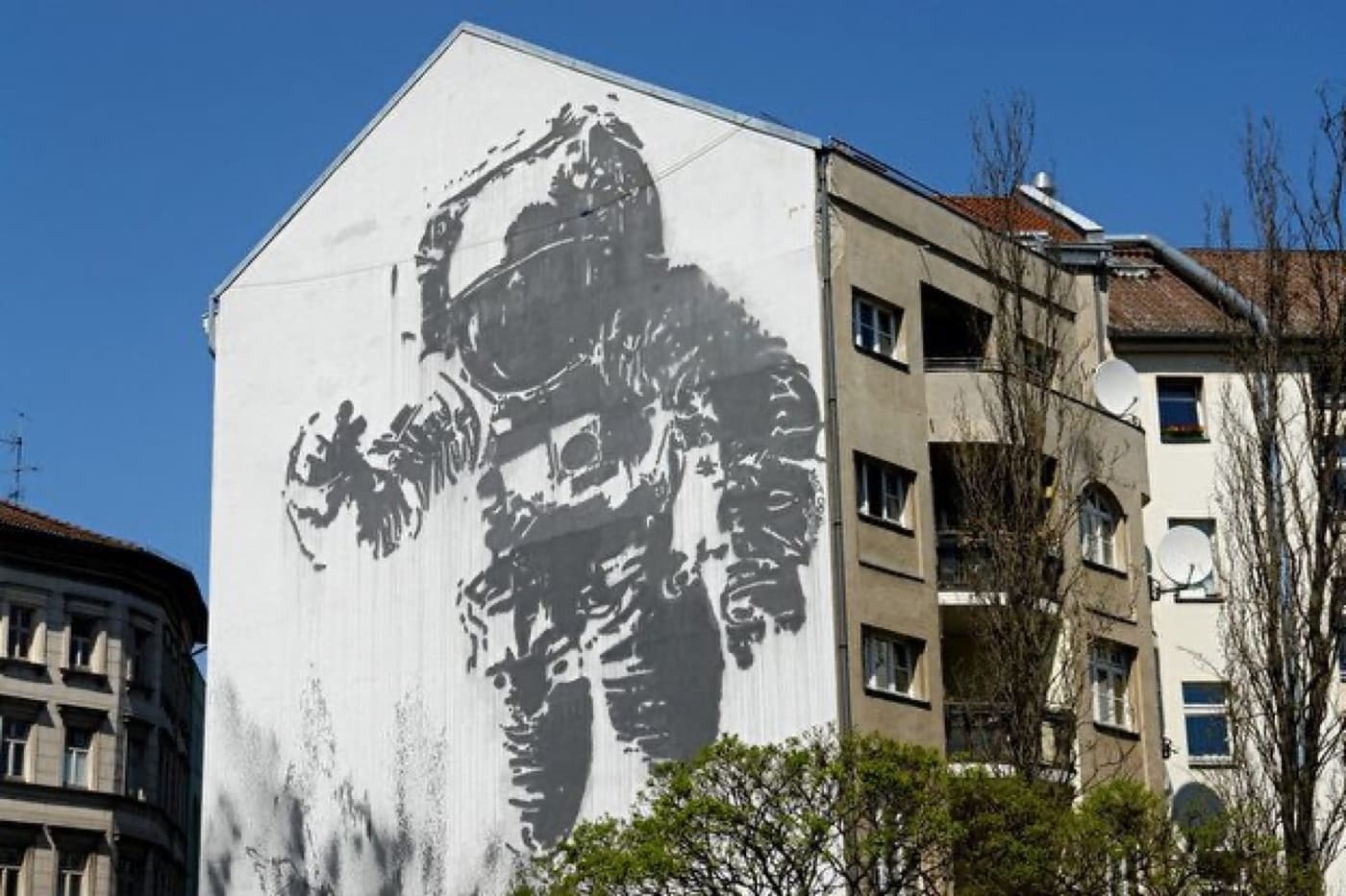 Victor Ash's Astronaut/Cosmonaut mural on a firewall in Kreuzberg, Berlin